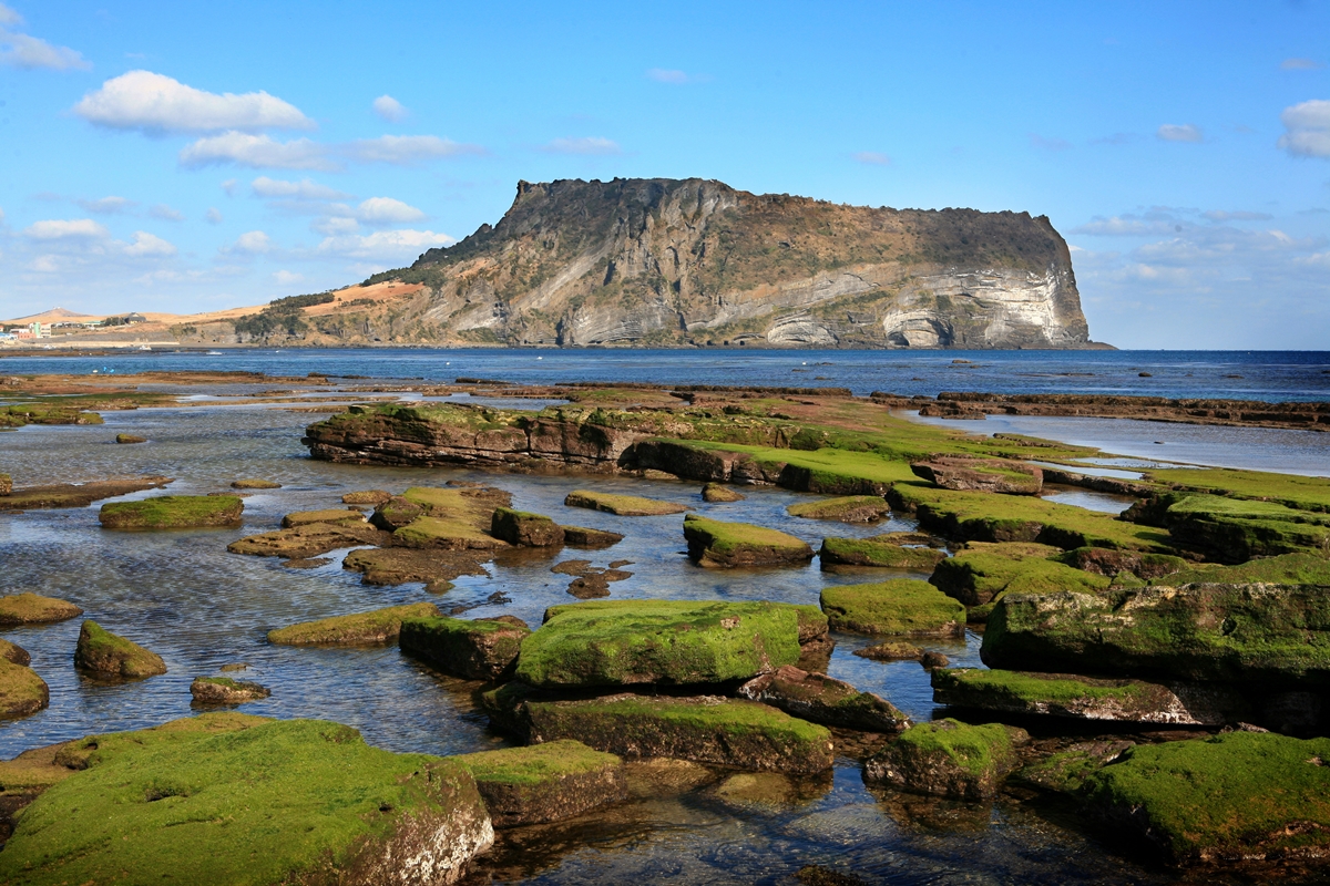 Сонсан Ильчхульбон — вулканический конус высотой всего 90 метров